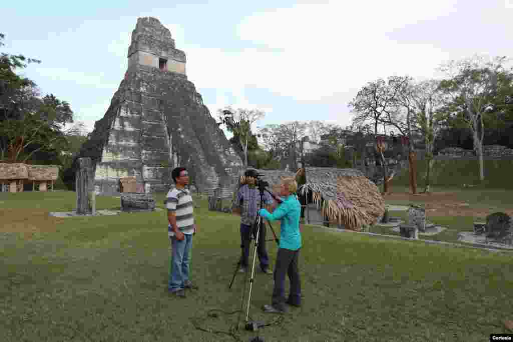 Verónica Balderas Iglesias de la Voz de América entrevista a Juan Pablo Noriega y Luis Lickes, sobre las nuevas herramientas para mejorar la protección al Parque Nacional Tikal. [Foto: Cortesía, WCS]. &nbsp;