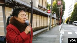 재일 한인 북송사업으로 북한에 건너갔다 탈북한 에이코 가와사키 씨가 지난해 12월 도쿄의 재일본조선인총연합회(조총련) 본부 앞에서 사과를 요구하는 1인 시위를 하고 있다.