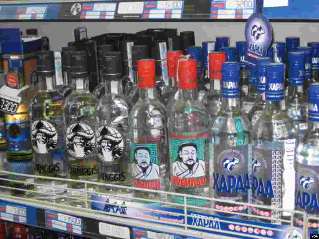 俄国在蒙古的影响，乌兰巴托商店中出售的成吉思汗和忽必烈汗伏特加酒(美国之音白桦拍摄)