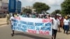 Des travailleurs béninois manifestent contre la limitation du droit de grève à dix jours par an à Cotonou, Bénin, 13 septembre 2018. (VOA/Ginette Adandé)