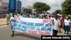 Des travailleurs béninois manifestent contre la limitation du droit de grève à dix jours par an à Cotonou, Bénin, 13 septembre 2018. (VOA/Ginette Adandé)