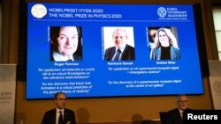 Pengumuman Pemenang Hadiah Nobel Fisika 2020 yang dipresentasikan di layar: Roger Penrose, Reinhard Genzel dan Andrea Ghez, dalam konferensi pers di Stockholm, Swedia, 6 Oktober 2020.