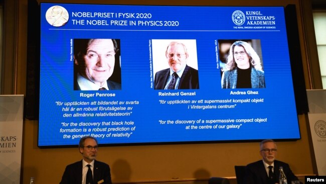 Giải Nobel Vật lý 2020. Ông David Haviland, thành viên của Ủy ban Nobel-Vật lý và Tổng thư ký Viện khoa học Hoàng gia Thụy Điển Goran Hansson loan báo các nhà khoa học đoạt Giải Vật Lý 2020 ở Stockholm, Thụy Điển ngày 6/10/2020.TT News Agency/Fredrik Sandberg via REUTERS