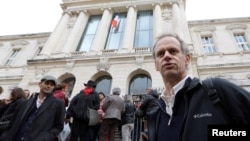 Pierre-Alain Mannoni, un universitaire français, a aidé des migrantes à passer la frontière franco-italienne au palais de Justice de Nice, le 23 novembre 2016.