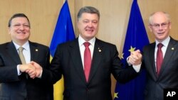 Ukraina prezidenti Petro Poroshenko (markazda), Yevropa Komissiyasi prezidenti Joze Manuel Barrozo (chapda), Yevropa Kengashi prezidenti German Van Rompuy Bryusselda, Belgiya, 27-iyun, 2014-yil