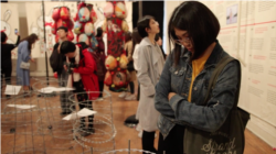 Pameran #MeToo di China yang digelar di New York. (Foto: VOA)