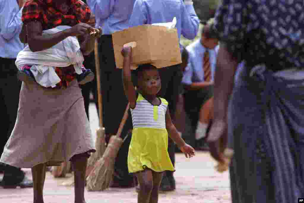 Một bé gái đi trên đường phố thủ đô Harare, Zimbabwe..