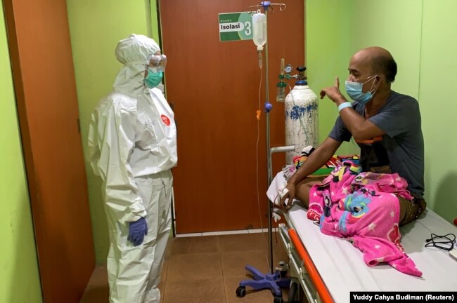 Dokter Cheras Sjarfi berbincang dengan seorang pasien di ruang isolasi di tengah lonjakan kasus baru COVID-19, di sebuah rumah sakit di Jakarta, 1 Juli 2021. (Foto: Yuddy Cahya/Reuters)