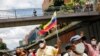 Trabajadores jubilados de la petrolera estatal venezolana PDVSA protestan frente a la sede de la empresa exigiendo sus fondos de pensiones, en Caracas, el 3 de agosto de 2021.