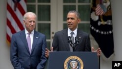 El presidente Barack Obama acompañado del vicepresidente Joe Biden habla desde la rosaleda de la Casa Blanca sobre el fallo de la Corte Suprema sobre el Obamacare.