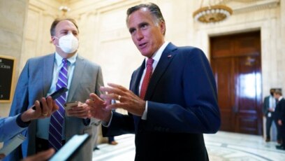 Thượng nghị sĩ Mitt Romney nói chuyện với các phóng viên (ảnh tư liệu, 23/9/2021).