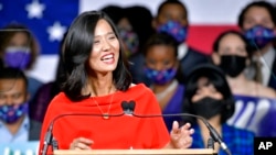 Novoizabrana gradonačelnica Bostona Michelle Wu obraća se pristalicama na svojoj izbornoj večeri u Bostonu, 2. novembra 2021.