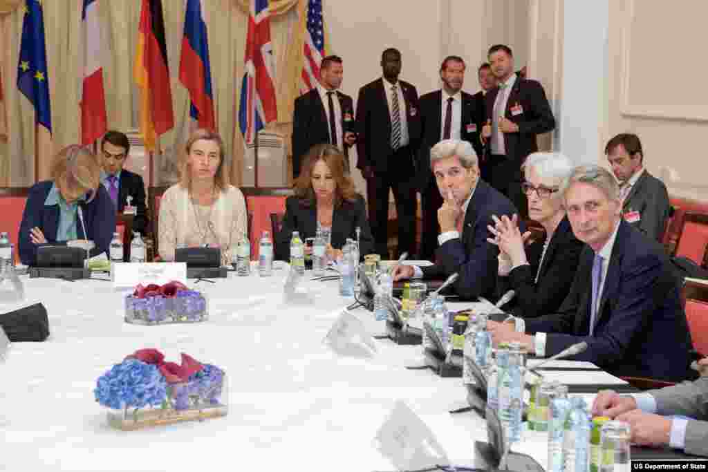 جان کری وزیر خارجه آمریکا پیش از آغاز گفتگو با همتایان اروپایی خود در هتل کوبورگ وین – ۹ ژوئیه ۲۰۱۵ 