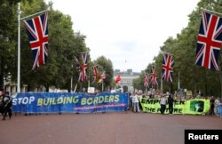 Manifestantes anti-Brexit avanzan hacia el Palacio de Buckingham en Londres, el 31 de agosto de 2019. Reuters/Peter Nicholls.