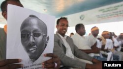 Des journalistes somaliens brandissant le portrait d'Abdiaziz Abdinuur 