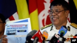 Phó Giám đốc Cơ quan Hàng hải Malaysia, Ahmad Abdul Puzi Kahar, cầm hình chiếc tàu chở dầu Malaysia MT Orkim Harmony bị cướp trong một cuộc họp báo tại Kuala Lumpur, Malaysia, ngày 15/6/2015. 