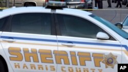 La policía del condado de Harris está tras la búsqueda del autor del tiroteo que mató al oficial Darren Goforth, de 47 años.