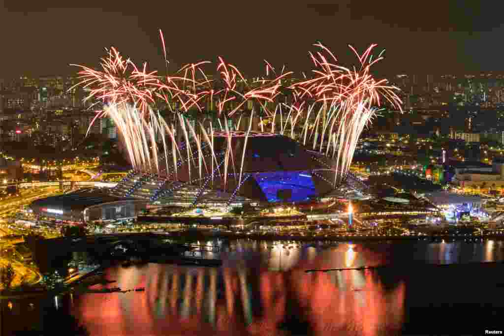 Fireworks erupt during the closing ceremony of the 8th SEA Games Singapore 2015 at the National Stadium, Singapore. (Credit: Singapore SEA Games Organising Committee/Action Images)
