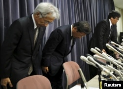 Mitsubishi Motors Corp's President Tetsuro Aikawa (C) bows with other company executives during a news conference to brief about issues of misconduct in fuel economy tests at the Land, Infrastructure, Transport and Tourism Ministry in Tokyo, Japan, April 20, 2016.