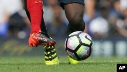 Adam Lallana de Liverpool, à gauche, et Victor Wanyama de Tottenham se disputent le ballon lors d’un match de football anglais de Premier League entre Tottenham Hotspur et Liverpool à White Hart Lane à Londres, 27 août 2016. 