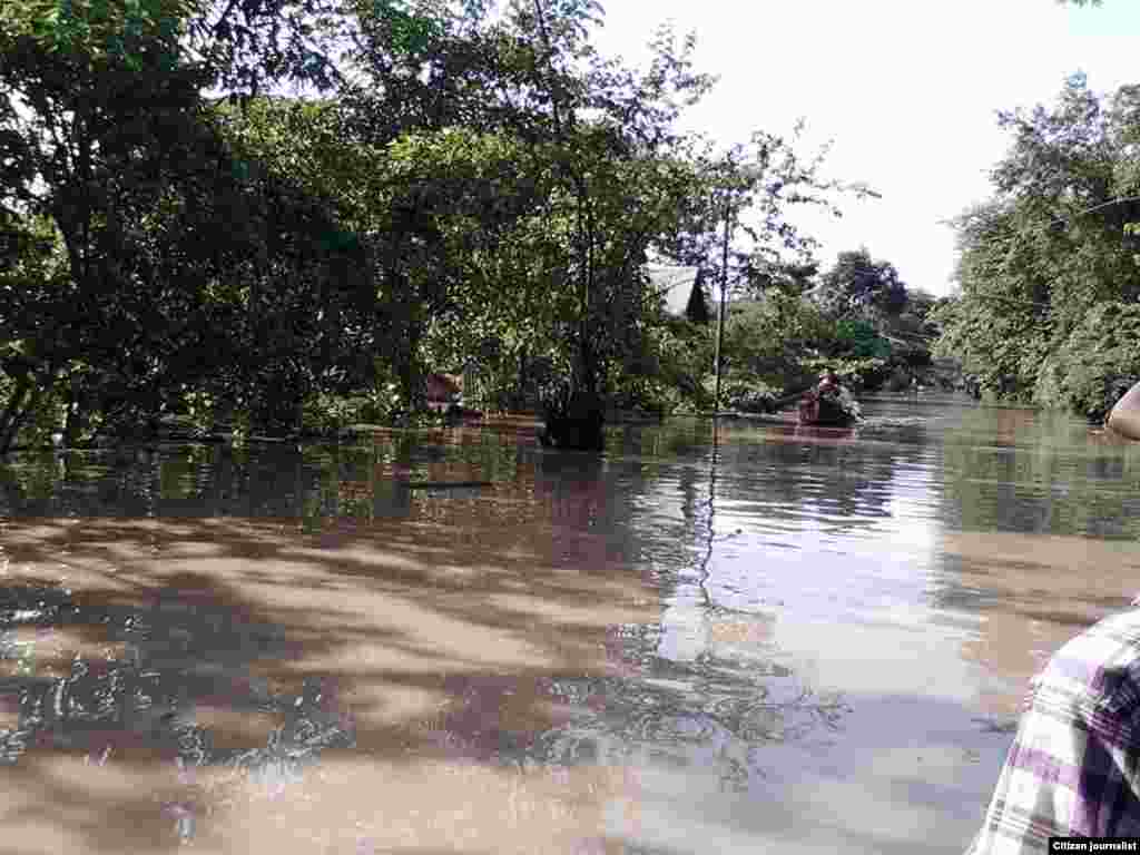 မင်းဘူး၊ စေတုတ္တရာနဲ့ ပွင့်ဖြူမြို့နယ်တဝိုက် ရေလွှမ်းမိုးခဲ့တဲ့အခြေအနေ၊ ရေပြန်ကျသွားစအခြေအနေနဲ့ ကူညီရေး ရိက္ခာပစ္စည်းတွေ လှူဒါန်းမှုမြင်ကွင်းများ။ (ဓာတ်ပုံ- ကိုသာကူ)