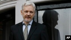 Le fondateur de WikiLeaks, Julian Assange, parle du balcon de l'ambassade équatorienne à Londres, le 5 février 2016.