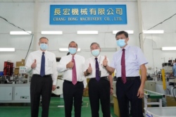 台灣的行政院副院長沈榮津（右二）、美國在台協會台北辦事處處長酈英傑（左一）與長宏機械董事長呂清林（右一）陪同美國衛生部長阿扎爾（左二）於8月12日參觀口罩機工廠。（台灣外交部提供）