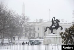 백악관 앞에 있는 프랑스 태생의 미국 건축가 피에르 랑팡 동상 위에 눈이 쌓이고 있다.