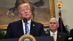 Wakil Presiden AS Mike Pence (kanan) mendengarkan saat Presiden Donald Trump memberikan keterangan terkait impor baja dan aluminium, di Ruang Roosevelt, Gedung Putih, Washington, 8 Maret 2018. 