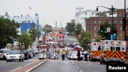 Polisi memblokade lokasi penembakan di markas Angkatan Laut AS di Washington DC hari Senin (16/9) pagi. 