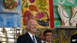 2013年12月4日，美国副总统拜登（左）与前美国驻中国大使骆家辉在美国驻北京大使馆领事处与申请赴美签证的中国学生见面。（资料照片） 