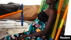 Une femme enceinte dans un hôpital de Minakaman, au Soudan du Sud, le 26 juin 2014.