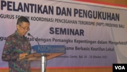 Gubernur Bali Made Mangku Pastika melantik pengurus Forum Koordinasi Pencegahan Terorisme di provinsi tersebut. (VOA/Muliarta)