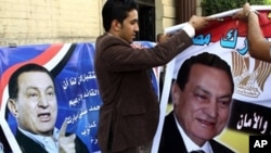 Supporters of Egyptian President Hosni Mubarak hold up portraits of their 82-year-old leader during a small demonstration in his support held in Cairo on October 14, 2010 to mark the 29th anniversary of his accession to power in 1981, following the assass
