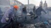 Demonstranti nose povređene učesnike protesta u Kijevu