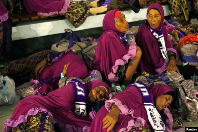Calon jemaah umrah di bandara Soekarno-Hatta setelah pembatalan penerbangan ke Makkah menyusul penghentian sementara ibadah umrah oleh pemerintah Arab Saudi, Kamis, 27 Februari 2020. (Foto: Reuters)