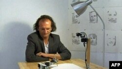 Robotizovana mašina nazvana Ajkon dva, uči da crta ljudske likove posmatrajući kako to radi umetnik Patrik Treset