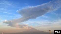 Vista del volcán y de la nube de cenizas tomada desde el suroeste de Puebla.