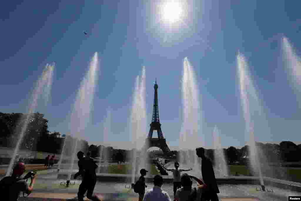 موج شدید گرما در پاریس. بازدیدکنندگان از پاریس بیشتر وقت خود را برای فرار از گرما در کنار فواره ها می گذرانند. &nbsp;