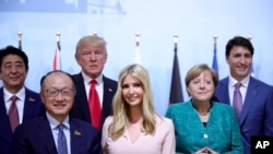 在德国汉堡举行的G20峰会期间一次讨论会成员合影。左起：日本首相安倍，世界银行行长金墉，美国总统川普，白宫顾问伊万卡·川普，德国总理默克尔和加拿大总理特鲁多（2017年7月8日）
