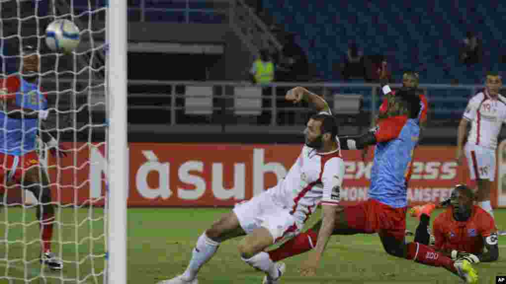 Le gardien de but de la RD Congo Robert Muteba Kidiaba, en bas à droite, regarde Yassine Chikhaoui de la Tunisie, à gauche, qui tente de marquer un but au cours du match de la CAN Groupe B entre la RD Congo et la Tunisie à Bata, en Guinée équatoriale, lundi 26 janvier 2015 .