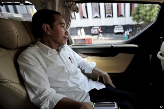 Presiden Joko Widodo mengamati dari dalam mobil, salah satu sudut kota Jakarta yang dilintasinya saat diwawancarai Associated Press, Jumat (26/7).