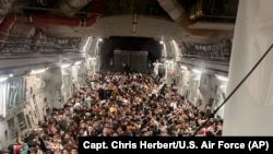 Un avion américain transporte plus de 600 Afghans qui fuient leur pays, le 15 août 2021. 