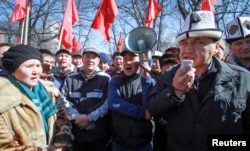 FILE: Supporters of detained opposition politician Omurbek Tekebayev, the leader of the Ata Meken (Fatherland) party, hold a rally in Bishkek, Kyrgyzstan, Feb. 26, 2017.