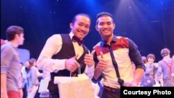 យុវជន សុខ ឌីណា​ និង ណែម សុផា ពេល​ទទួល​សញ្ញាប័ត្រ​ពី​សាលា​សៀក​ជាតិ​នៅ​ទីក្រុង Montreal ប្រទេស​កាណាដា​ កាលពី​ឆ្នាំ២០១៦។ ​(រូបថត៖ ណែម​ សុផា)