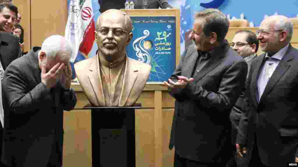 در ایران از مجسمه برنزی (سردیس ) محمد جواد ظریف، وزیر امورخارجه ایران رونمایی شد.آقای ظریف مذاکره کننده ارشد ایران در گفتگوهای اتمی بود که تحریم ها علیه این کشور را کاهش می دهد. بر اساس گزارش ها، این مجسمه در مراسم &quot;روز ملی صادرات&quot; برای تقدیر از او و همکارانش رونمایی شد. عکس&zwnj;های حامد عطایی، میزان