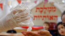 اسرائیل کے سکول میں بچوں کو ہیینڈ سینیٹائزر دیا جا رہا ہے۔