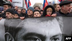 Ratusan pendukung membawa spanduk bergambar Boris Nemtsov dalam unjuk rasa di Moskow (foto: dok).