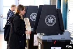 New Yorkers vote in presidential election, Nov. 8, 2016. (R. Taylor / VOA)