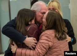 El ex alcalde de Caracas y ex prisionero político Antonio Ledezma es recibido en el aeropuerto de Madrid por su esposa Mitzy Capriles y sus dos hijas, tras escapar el viernes de Venezuela.